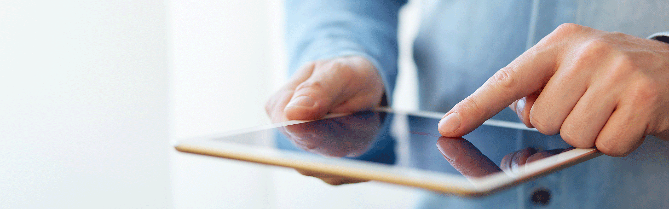 Hand auf Tablet