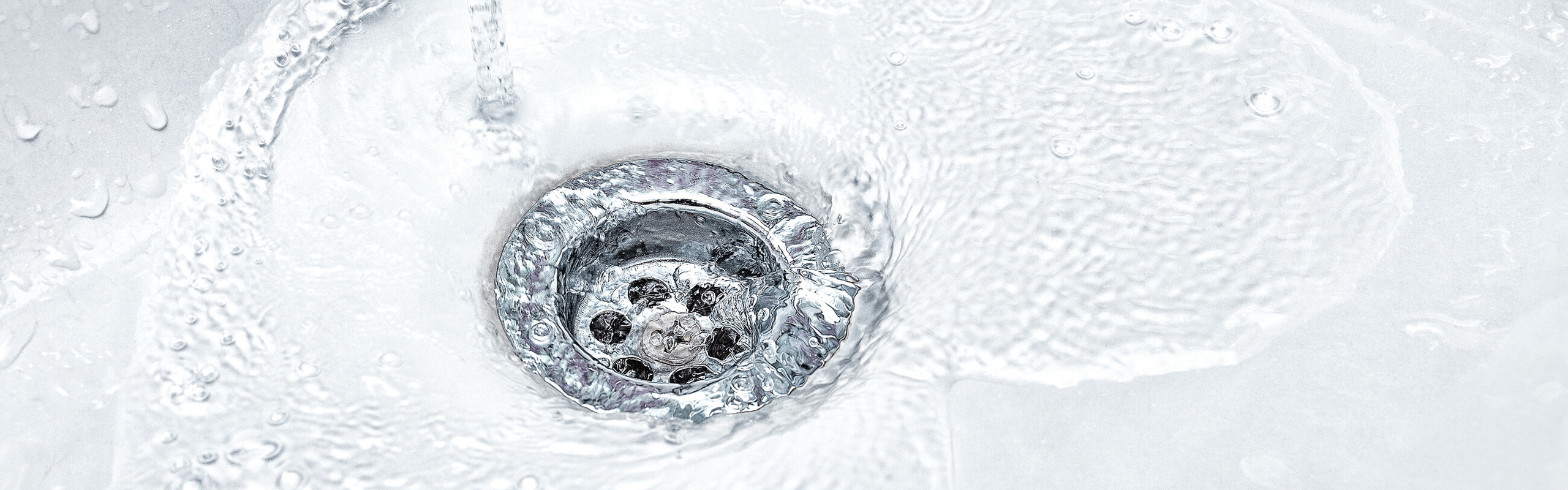 Abwasser im Waschbecken Abfluss